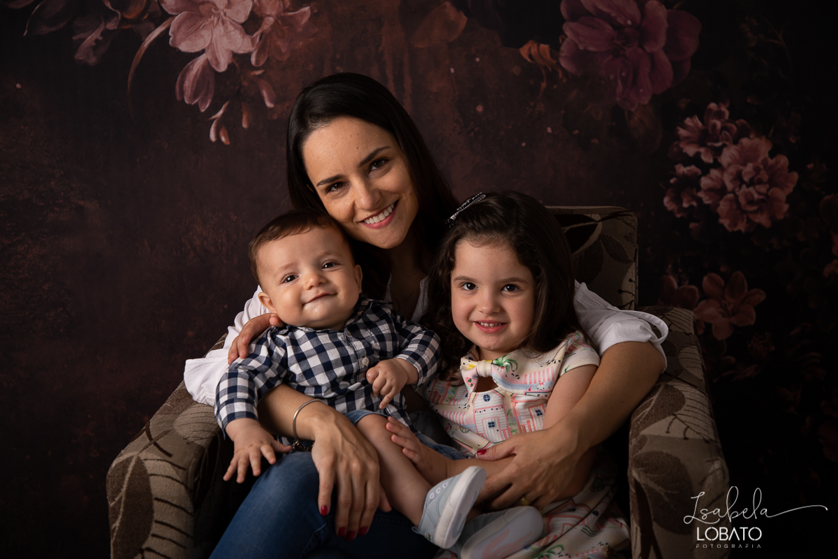 amor-de-mae-ensaio-fotografico-do-dia-das-maes-fotografia-de-mae-amor-materno-aleitamento-materno-sessao-do-dia-das-maes-2020-estudio-de-fotos-em-barbacena-isabela-lobato-fotografia-melhor-fotografa-de-barbacena-luz-de-estudio-fotografa-de-criancas