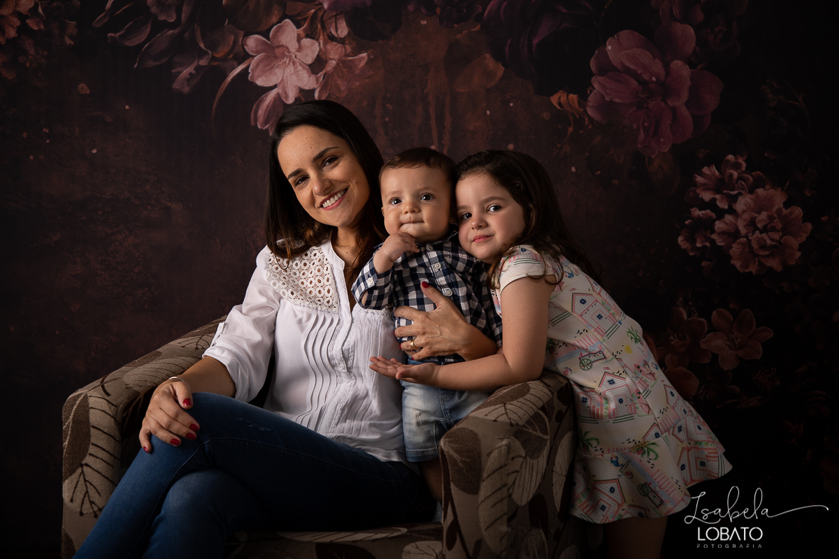 amor-de-mae-ensaio-fotografico-do-dia-das-maes-fotografia-de-mae-amor-materno-aleitamento-materno-sessao-do-dia-das-maes-2020-estudio-de-fotos-em-barbacena-isabela-lobato-fotografia-melhor-fotografa-de-barbacena-luz-de-estudio-fotografa-de-criancas