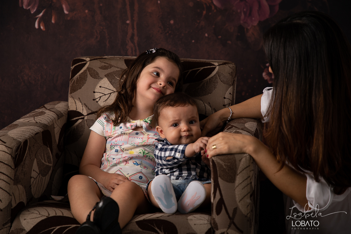 amor-de-mae-ensaio-fotografico-do-dia-das-maes-fotografia-de-mae-amor-materno-aleitamento-materno-sessao-do-dia-das-maes-2020-estudio-de-fotos-em-barbacena-isabela-lobato-fotografia-melhor-fotografa-de-barbacena-luz-de-estudio-fotografa-de-criancas