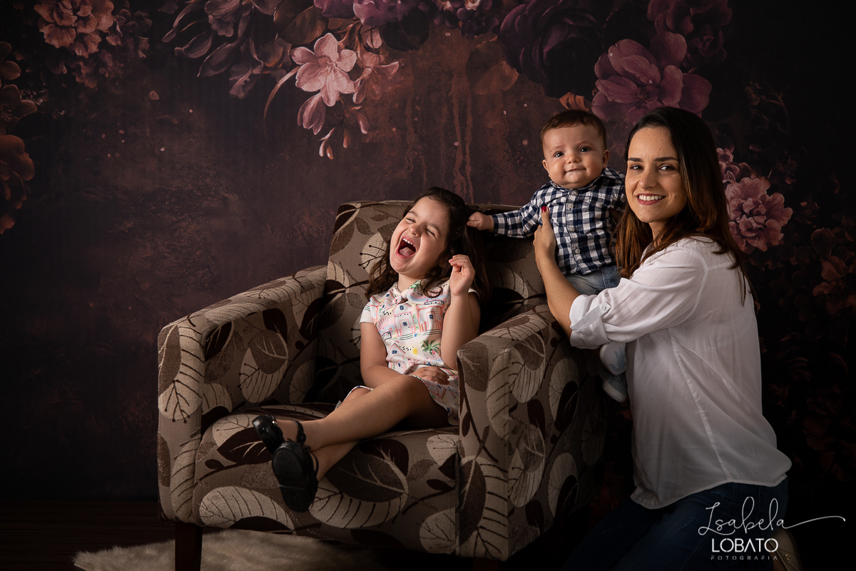 amor-de-mae-ensaio-fotografico-do-dia-das-maes-fotografia-de-mae-amor-materno-aleitamento-materno-sessao-do-dia-das-maes-2020-estudio-de-fotos-em-barbacena-isabela-lobato-fotografia-melhor-fotografa-de-barbacena-luz-de-estudio-fotografa-de-criancas