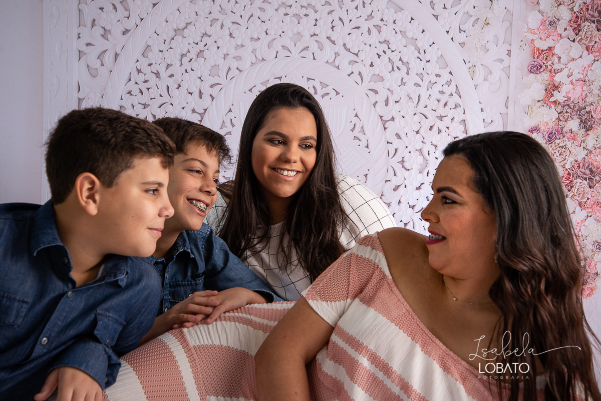 amor-de-mae-ensaio-fotografico-do-dia-das-maes-fotografia-de-mae-amor-materno-aleitamento-materno-sessao-do-dia-das-maes-2020-estudio-de-fotos-em-barbacena-isabela-lobato-fotografia-melhor-fotografa-de-barbacena-luz-de-estudio-fotografa-de-criancas