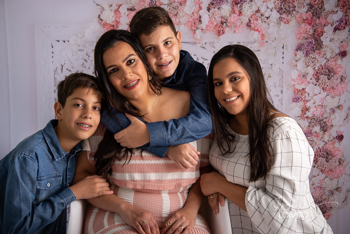 amor-de-mae-ensaio-fotografico-do-dia-das-maes-fotografia-de-mae-amor-materno-aleitamento-materno-sessao-do-dia-das-maes-2020-estudio-de-fotos-em-barbacena-isabela-lobato-fotografia-melhor-fotografa-de-barbacena-luz-de-estudio-fotografa-de-criancas