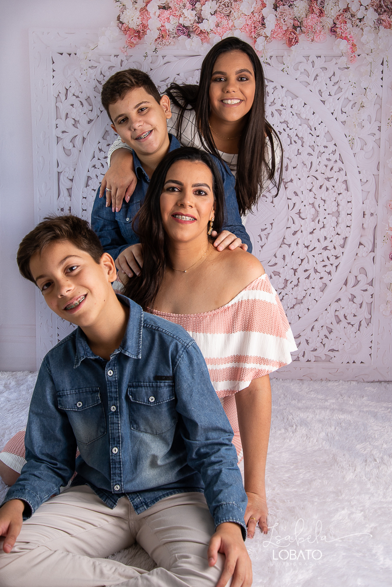 amor-de-mae-ensaio-fotografico-do-dia-das-maes-fotografia-de-mae-amor-materno-aleitamento-materno-sessao-do-dia-das-maes-2020-estudio-de-fotos-em-barbacena-isabela-lobato-fotografia-melhor-fotografa-de-barbacena-luz-de-estudio-fotografa-de-criancas