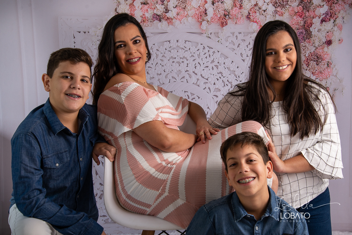 amor-de-mae-ensaio-fotografico-do-dia-das-maes-fotografia-de-mae-amor-materno-aleitamento-materno-sessao-do-dia-das-maes-2020-estudio-de-fotos-em-barbacena-isabela-lobato-fotografia-melhor-fotografa-de-barbacena-luz-de-estudio-fotografa-de-criancas