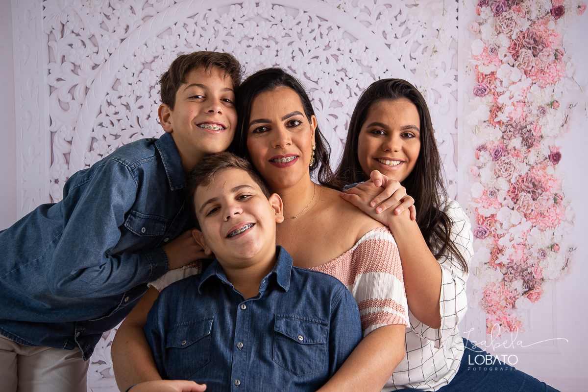 amor-de-mae-ensaio-fotografico-do-dia-das-maes-fotografia-de-mae-amor-materno-aleitamento-materno-sessao-do-dia-das-maes-2020-estudio-de-fotos-em-barbacena-isabela-lobato-fotografia-melhor-fotografa-de-barbacena-luz-de-estudio-fotografa-de-criancas