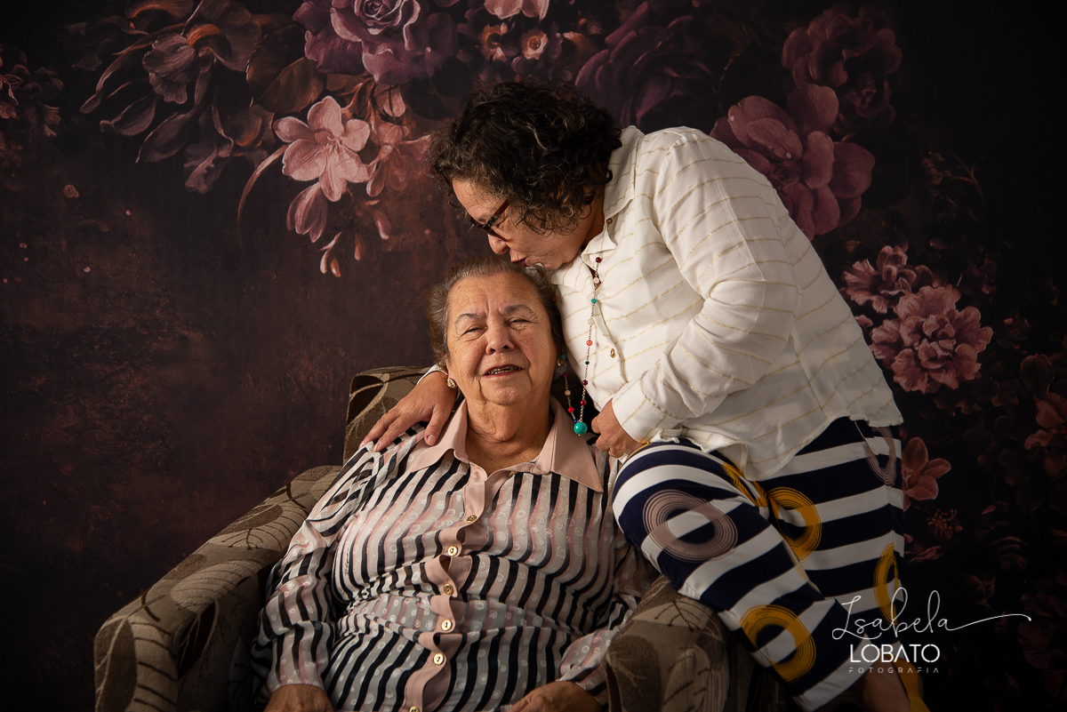 amor-de-mae-ensaio-fotografico-do-dia-das-maes-fotografia-de-mae-amor-materno-aleitamento-materno-sessao-do-dia-das-maes-2020-estudio-de-fotos-em-barbacena-isabela-lobato-fotografia-melhor-fotografa-de-barbacena-luz-de-estudio-fotografa-de-criancas