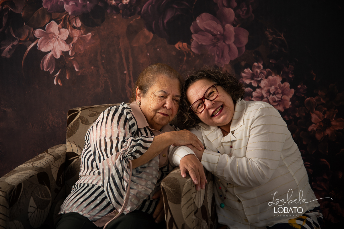 amor-de-mae-ensaio-fotografico-do-dia-das-maes-fotografia-de-mae-amor-materno-aleitamento-materno-sessao-do-dia-das-maes-2020-estudio-de-fotos-em-barbacena-isabela-lobato-fotografia-melhor-fotografa-de-barbacena-luz-de-estudio-fotografa-de-criancas