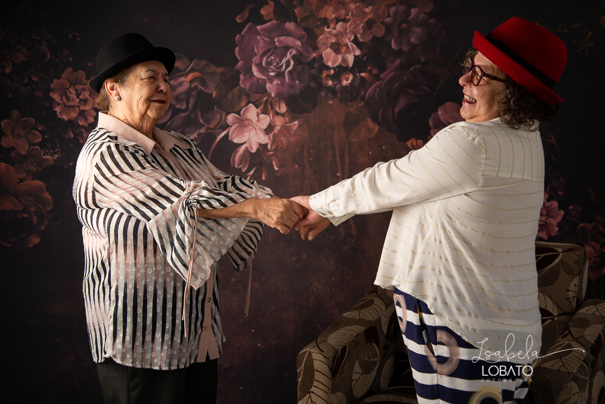 amor-de-mae-ensaio-fotografico-do-dia-das-maes-fotografia-de-mae-amor-materno-aleitamento-materno-sessao-do-dia-das-maes-2020-estudio-de-fotos-em-barbacena-isabela-lobato-fotografia-melhor-fotografa-de-barbacena-luz-de-estudio-fotografa-de-criancas