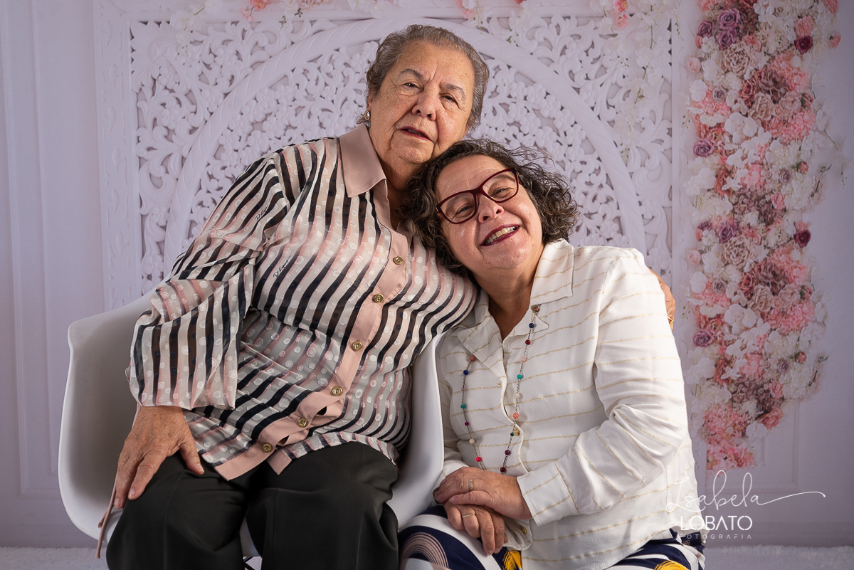 amor-de-mae-ensaio-fotografico-do-dia-das-maes-fotografia-de-mae-amor-materno-aleitamento-materno-sessao-do-dia-das-maes-2020-estudio-de-fotos-em-barbacena-isabela-lobato-fotografia-melhor-fotografa-de-barbacena-luz-de-estudio-fotografa-de-criancas