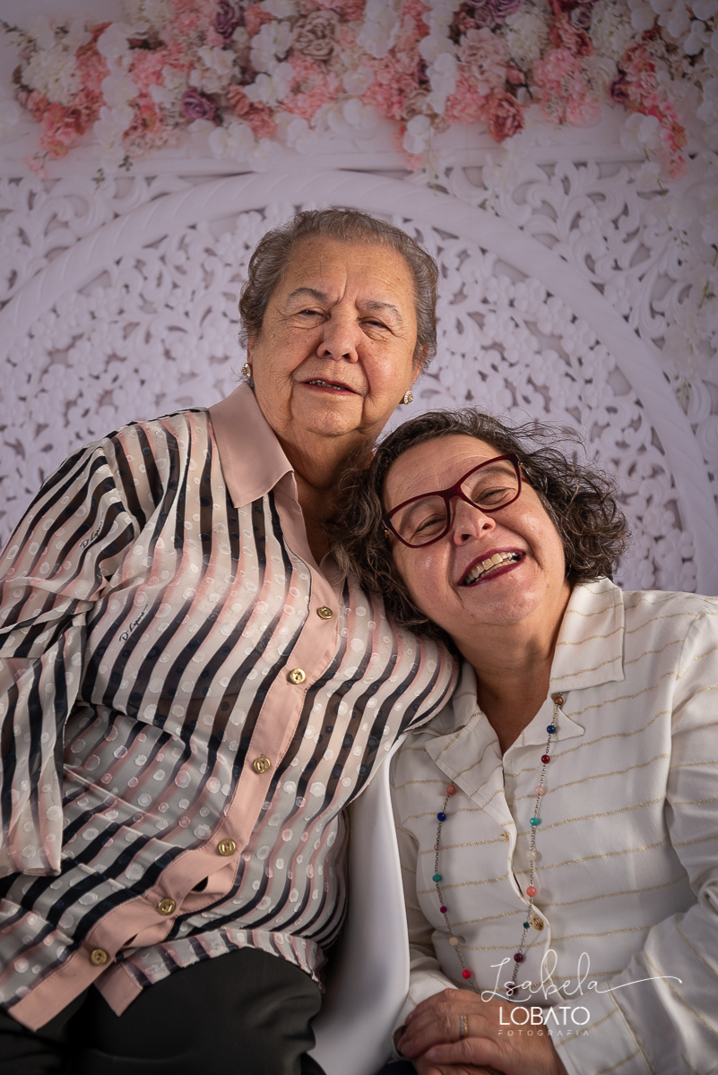 amor-de-mae-ensaio-fotografico-do-dia-das-maes-fotografia-de-mae-amor-materno-aleitamento-materno-sessao-do-dia-das-maes-2020-estudio-de-fotos-em-barbacena-isabela-lobato-fotografia-melhor-fotografa-de-barbacena-luz-de-estudio-fotografa-de-criancas