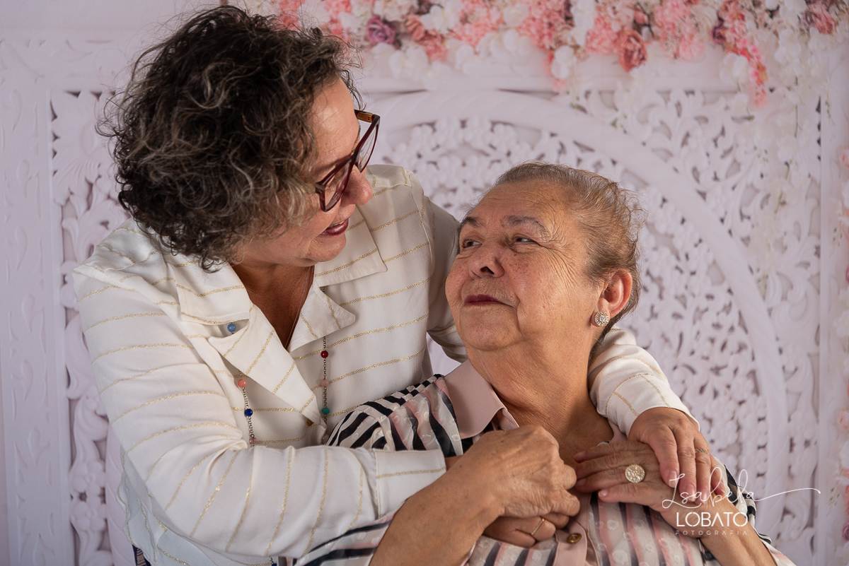 amor-de-mae-ensaio-fotografico-do-dia-das-maes-fotografia-de-mae-amor-materno-aleitamento-materno-sessao-do-dia-das-maes-2020-estudio-de-fotos-em-barbacena-isabela-lobato-fotografia-melhor-fotografa-de-barbacena-luz-de-estudio-fotografa-de-criancas