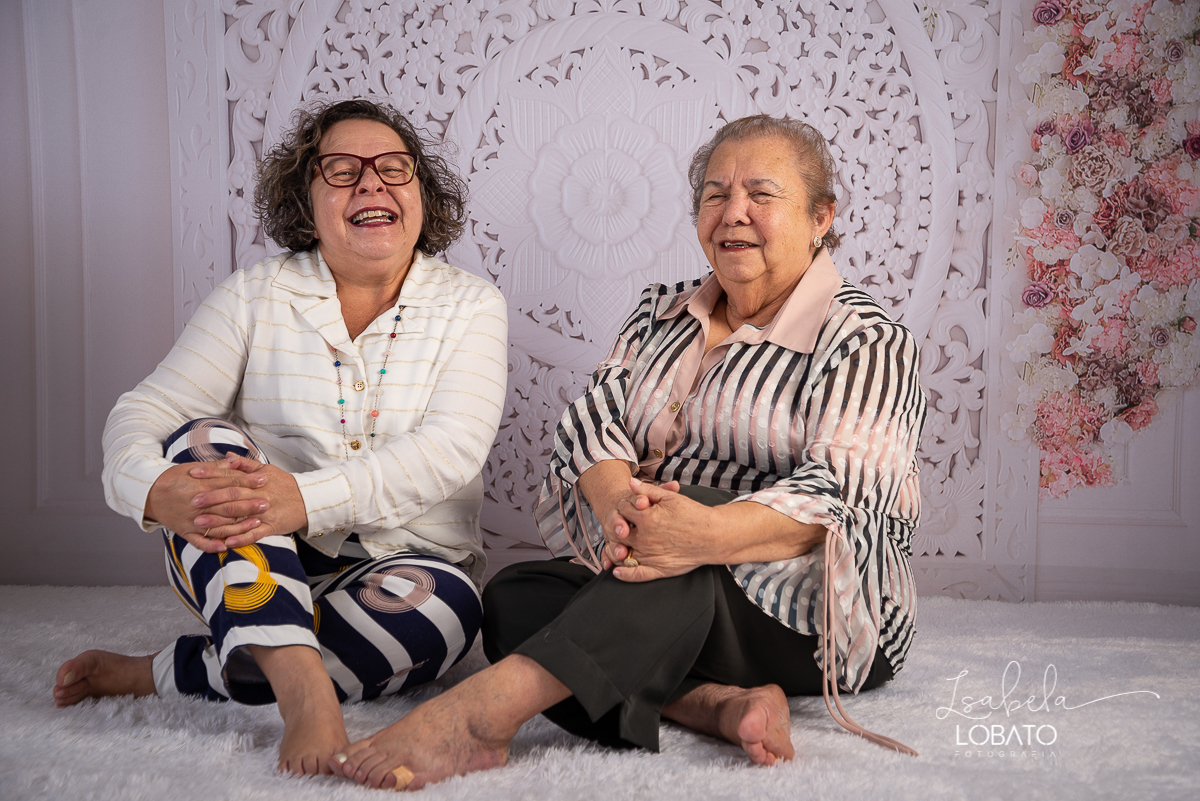 amor-de-mae-ensaio-fotografico-do-dia-das-maes-fotografia-de-mae-amor-materno-aleitamento-materno-sessao-do-dia-das-maes-2020-estudio-de-fotos-em-barbacena-isabela-lobato-fotografia-melhor-fotografa-de-barbacena-luz-de-estudio-fotografa-de-criancas