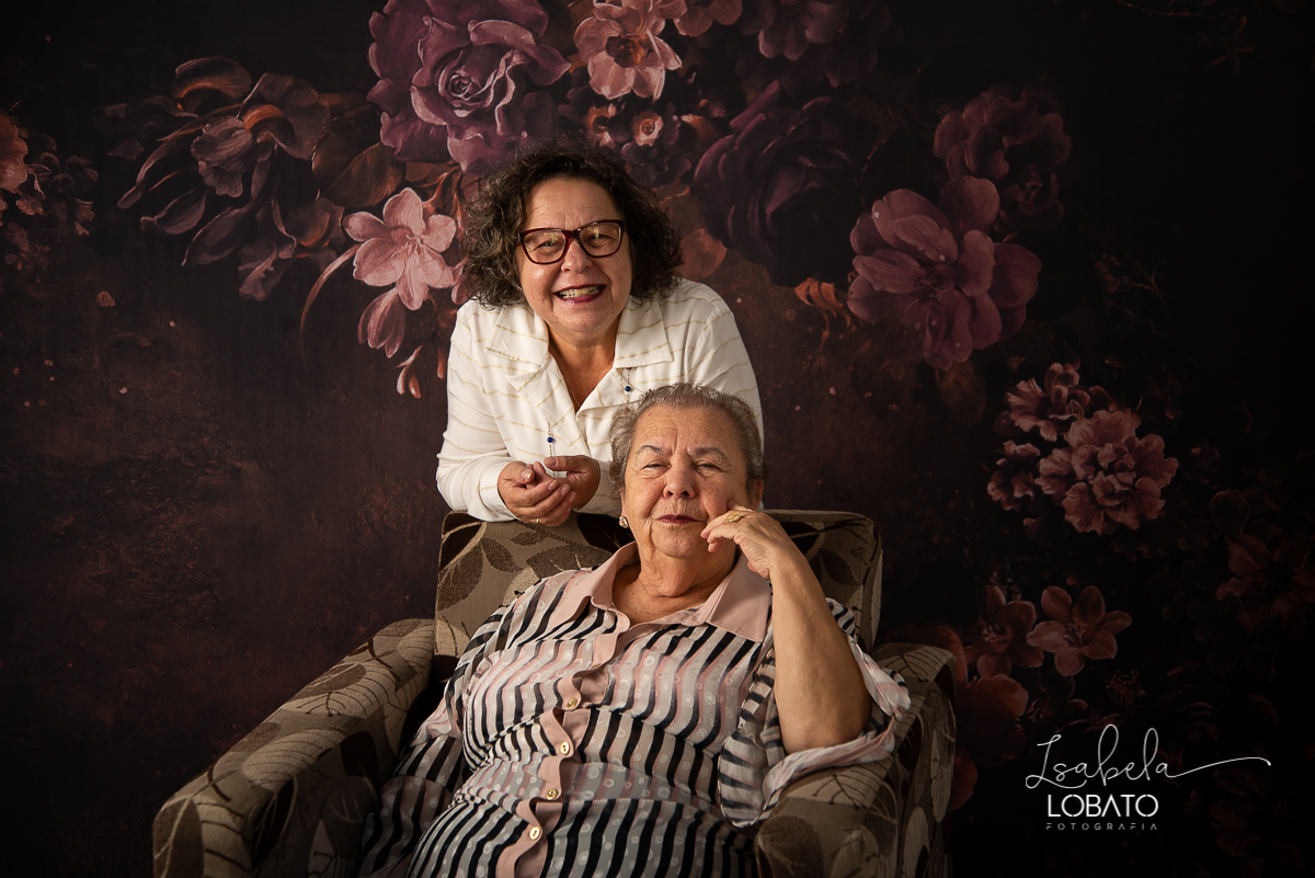 amor-de-mae-ensaio-fotografico-do-dia-das-maes-fotografia-de-mae-amor-materno-aleitamento-materno-sessao-do-dia-das-maes-2020-estudio-de-fotos-em-barbacena-isabela-lobato-fotografia-melhor-fotografa-de-barbacena-luz-de-estudio-fotografa-de-criancas