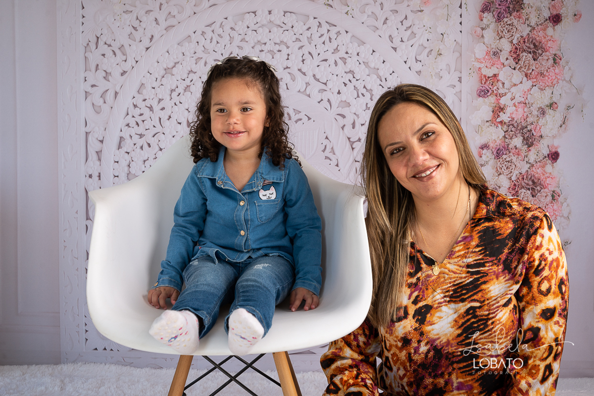 amor-de-mae-ensaio-fotografico-do-dia-das-maes-fotografia-de-mae-amor-materno-aleitamento-materno-sessao-do-dia-das-maes-2020-estudio-de-fotos-em-barbacena-isabela-lobato-fotografia-melhor-fotografa-de-barbacena-luz-de-estudio-fotografa-de-criancas