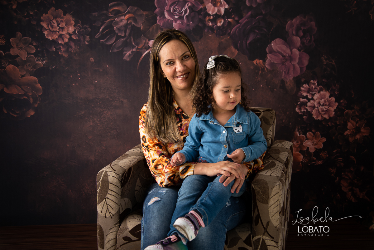 amor-de-mae-ensaio-fotografico-do-dia-das-maes-fotografia-de-mae-amor-materno-aleitamento-materno-sessao-do-dia-das-maes-2020-estudio-de-fotos-em-barbacena-isabela-lobato-fotografia-melhor-fotografa-de-barbacena-luz-de-estudio-fotografa-de-criancas