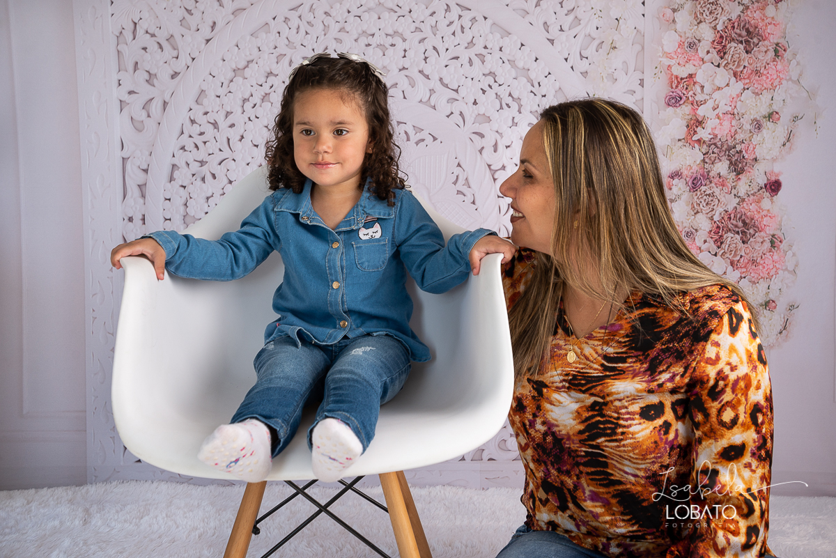 amor-de-mae-ensaio-fotografico-do-dia-das-maes-fotografia-de-mae-amor-materno-aleitamento-materno-sessao-do-dia-das-maes-2020-estudio-de-fotos-em-barbacena-isabela-lobato-fotografia-melhor-fotografa-de-barbacena-luz-de-estudio-fotografa-de-criancas