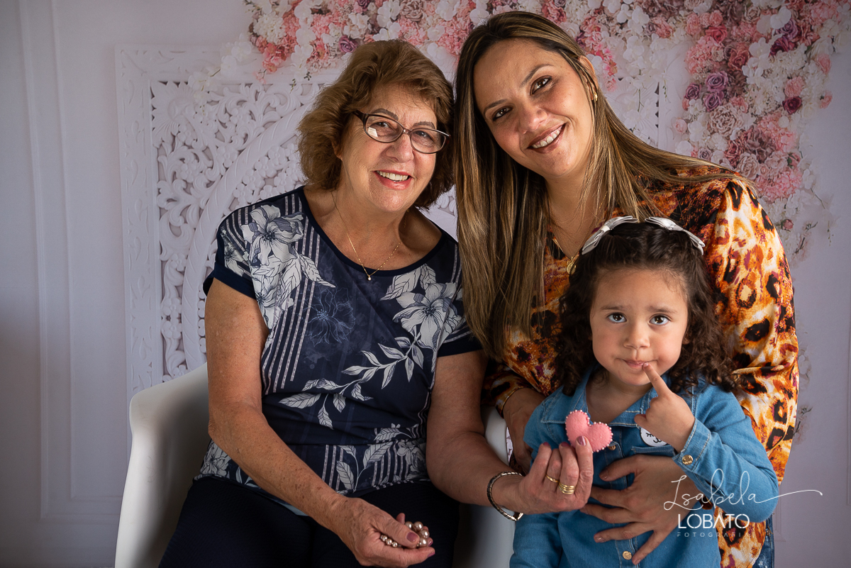 amor-de-mae-ensaio-fotografico-do-dia-das-maes-fotografia-de-mae-amor-materno-aleitamento-materno-sessao-do-dia-das-maes-2020-estudio-de-fotos-em-barbacena-isabela-lobato-fotografia-melhor-fotografa-de-barbacena-luz-de-estudio-fotografa-de-criancas