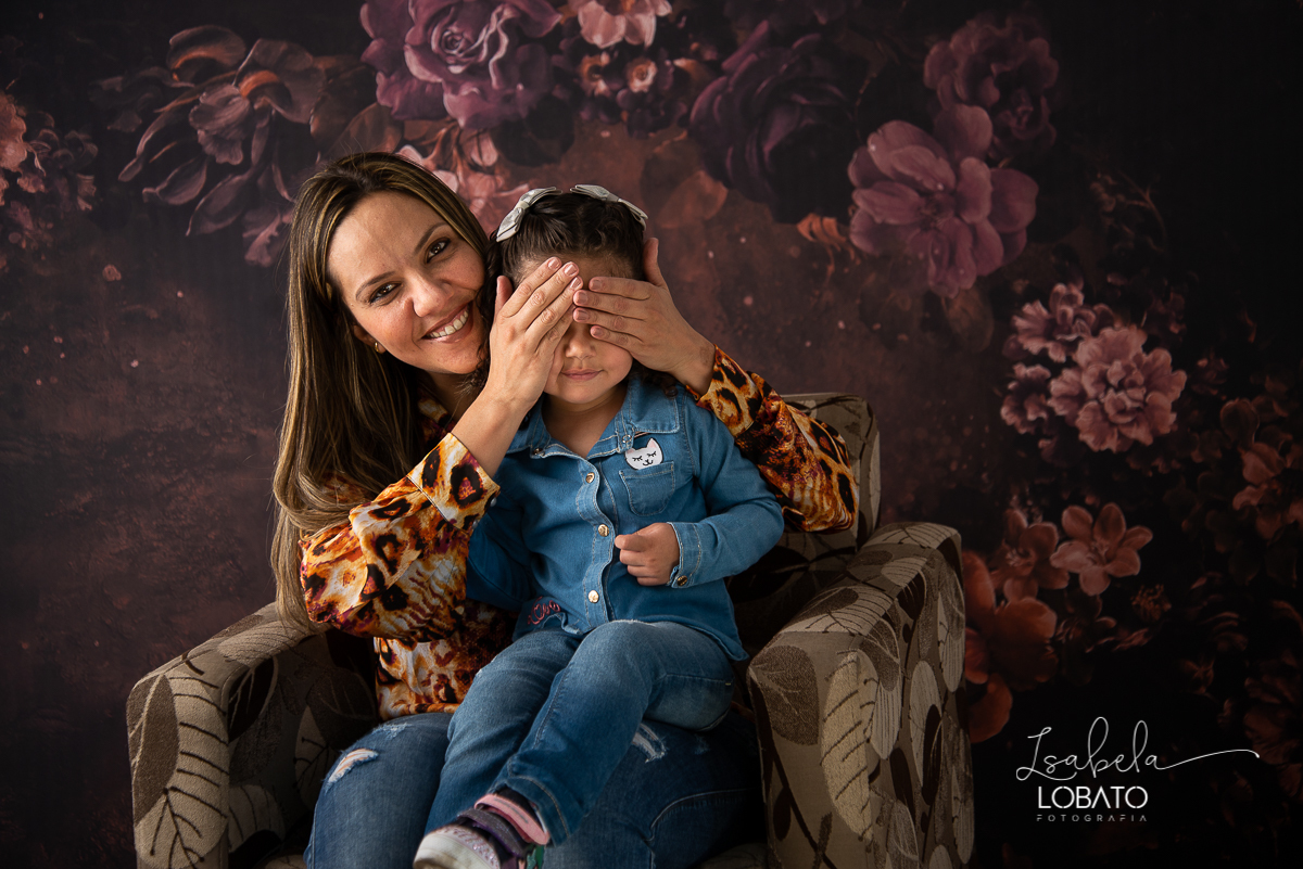 amor-de-mae-ensaio-fotografico-do-dia-das-maes-fotografia-de-mae-amor-materno-aleitamento-materno-sessao-do-dia-das-maes-2020-estudio-de-fotos-em-barbacena-isabela-lobato-fotografia-melhor-fotografa-de-barbacena-luz-de-estudio-fotografa-de-criancas