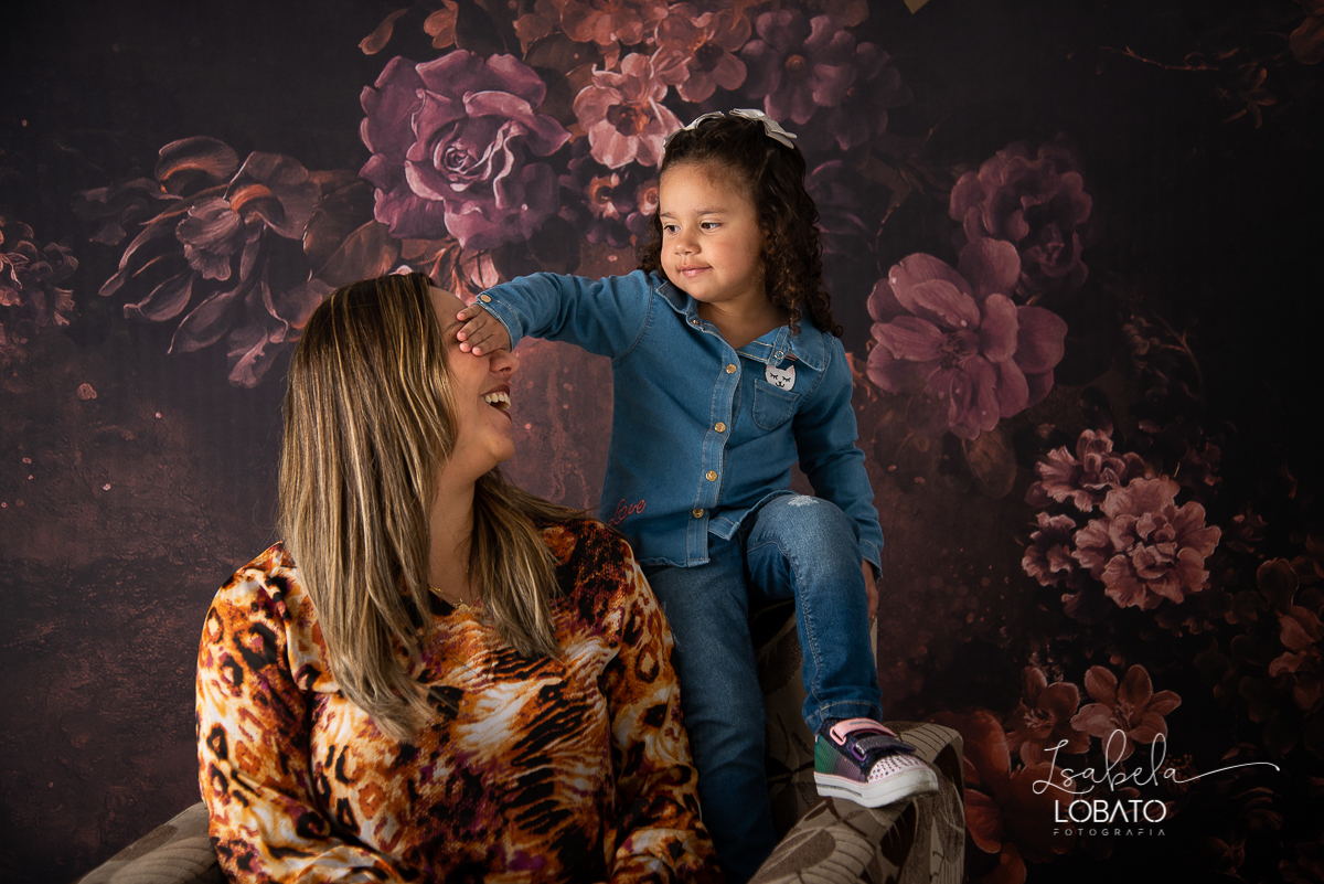 amor-de-mae-ensaio-fotografico-do-dia-das-maes-fotografia-de-mae-amor-materno-aleitamento-materno-sessao-do-dia-das-maes-2020-estudio-de-fotos-em-barbacena-isabela-lobato-fotografia-melhor-fotografa-de-barbacena-luz-de-estudio-fotografa-de-criancas