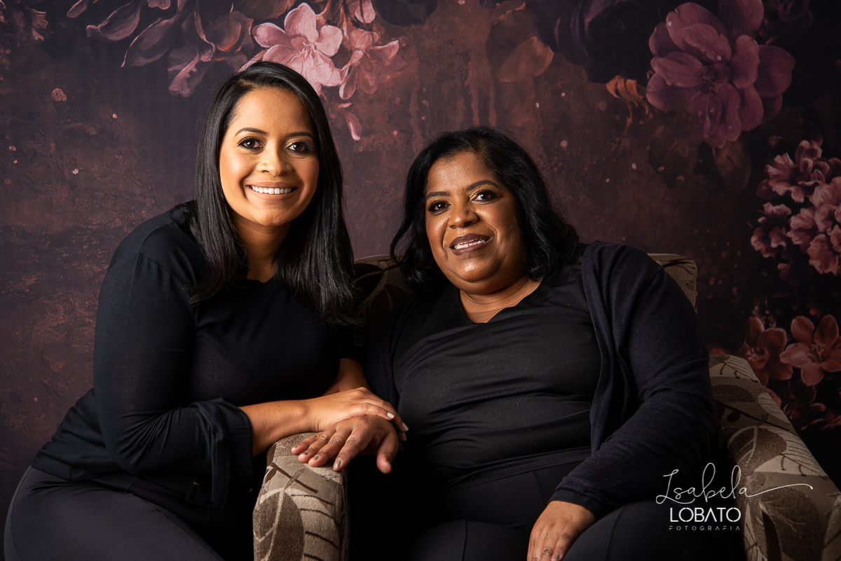 amor-de-mae-ensaio-fotografico-do-dia-das-maes-fotografia-de-mae-amor-materno-aleitamento-materno-sessao-do-dia-das-maes-2020-estudio-de-fotos-em-barbacena-isabela-lobato-fotografia-melhor-fotografa-de-barbacena-luz-de-estudio-fotografa-de-criancas