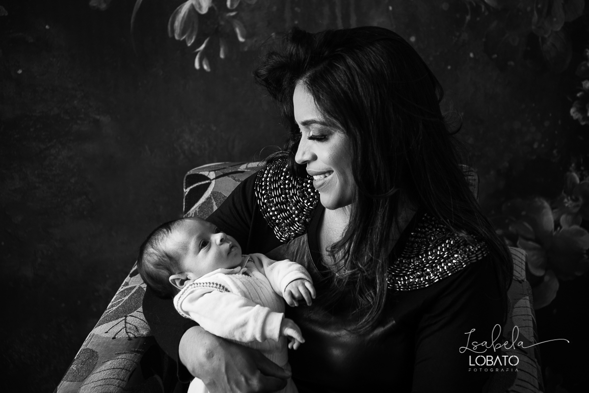 amor-de-mae-ensaio-fotografico-do-dia-das-maes-fotografia-de-mae-amor-materno-aleitamento-materno-sessao-do-dia-das-maes-2020-estudio-de-fotos-em-barbacena-isabela-lobato-fotografia-melhor-fotografa-de-barbacena-luz-de-estudio-fotografa-de-criancas