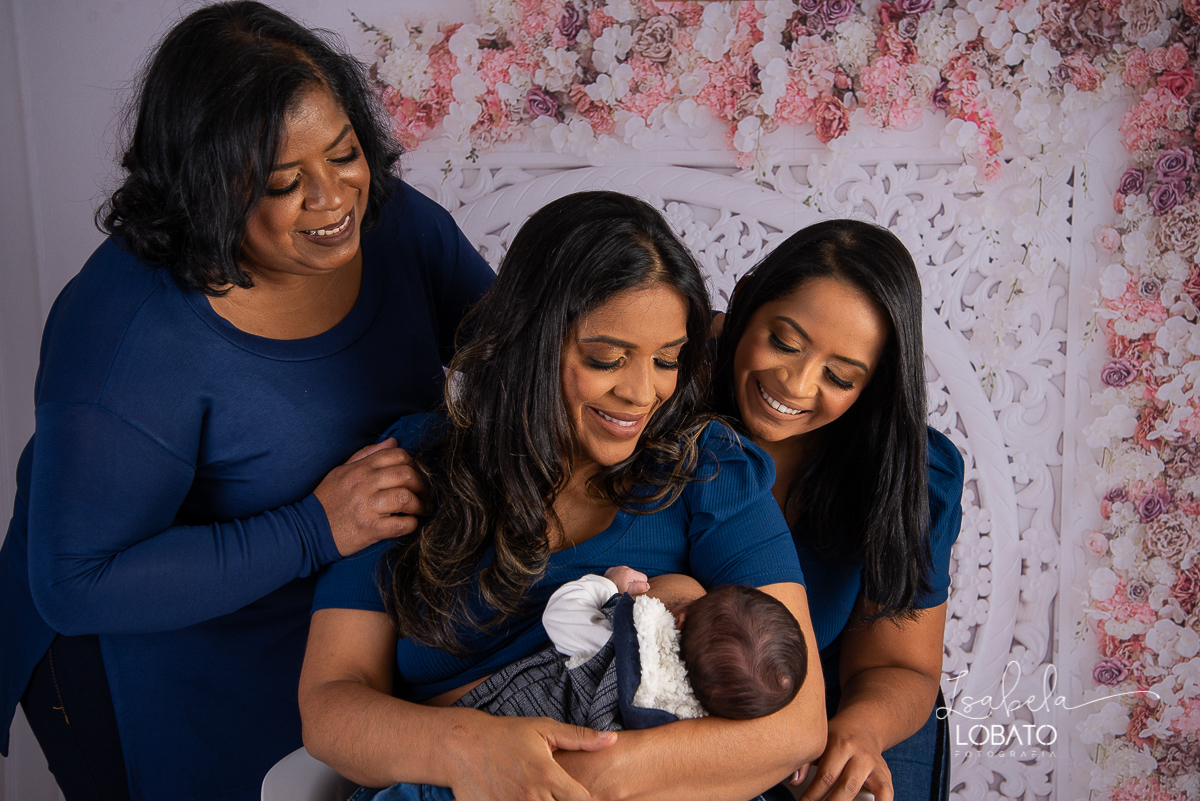amor-de-mae-ensaio-fotografico-do-dia-das-maes-fotografia-de-mae-amor-materno-aleitamento-materno-sessao-do-dia-das-maes-2020-estudio-de-fotos-em-barbacena-isabela-lobato-fotografia-melhor-fotografa-de-barbacena-luz-de-estudio-fotografa-de-criancas