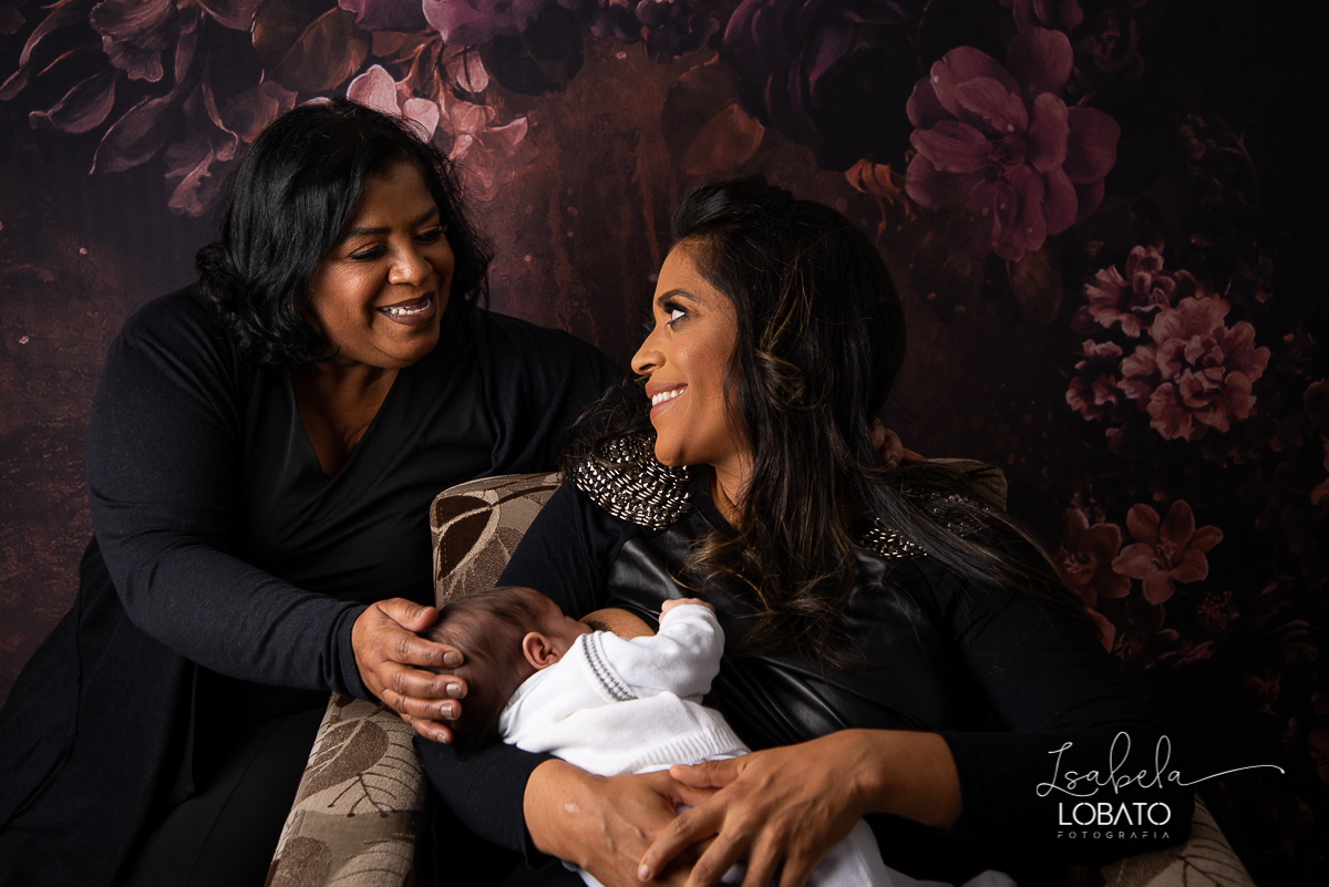 amor-de-mae-ensaio-fotografico-do-dia-das-maes-fotografia-de-mae-amor-materno-aleitamento-materno-sessao-do-dia-das-maes-2020-estudio-de-fotos-em-barbacena-isabela-lobato-fotografia-melhor-fotografa-de-barbacena-luz-de-estudio-fotografa-de-criancas