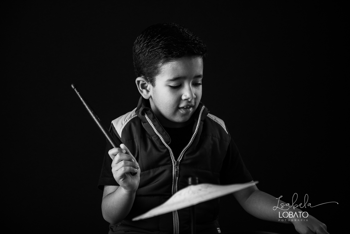 ensaio-fotografico-infantil-6-anos-tocando-bateria-bateria-rock-kids-isntrumento-musical-infantil-crianca-tocando-rock-baterista-musica-infantil-fotografa-de-crianca-em-barbacena-isabela-lobato-fotografia-estudio-fotografico-barbacena-mg