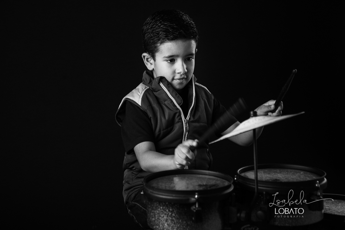 ensaio-fotografico-infantil-6-anos-tocando-bateria-bateria-rock-kids-isntrumento-musical-infantil-crianca-tocando-rock-baterista-musica-infantil-fotografa-de-crianca-em-barbacena-isabela-lobato-fotografia-estudio-fotografico-barbacena-mg