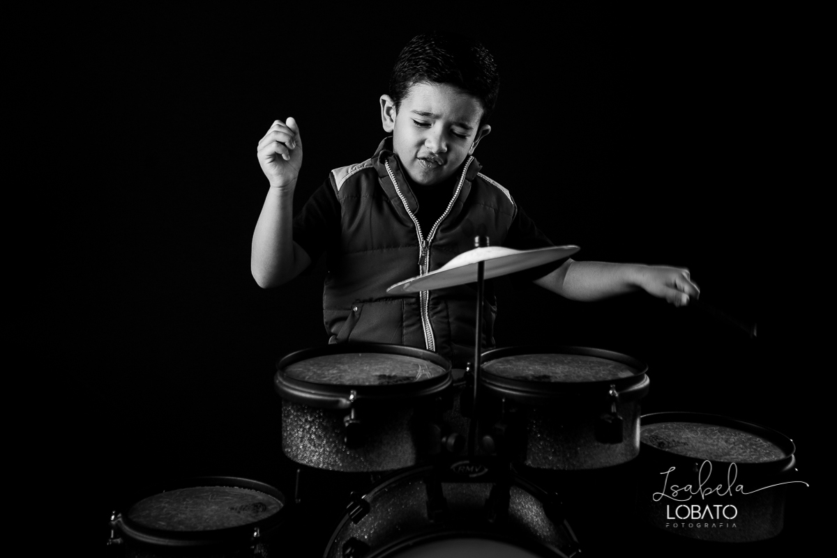 ensaio-fotografico-infantil-6-anos-tocando-bateria-bateria-rock-kids-isntrumento-musical-infantil-crianca-tocando-rock-baterista-musica-infantil-fotografa-de-crianca-em-barbacena-isabela-lobato-fotografia-estudio-fotografico-barbacena-mg
