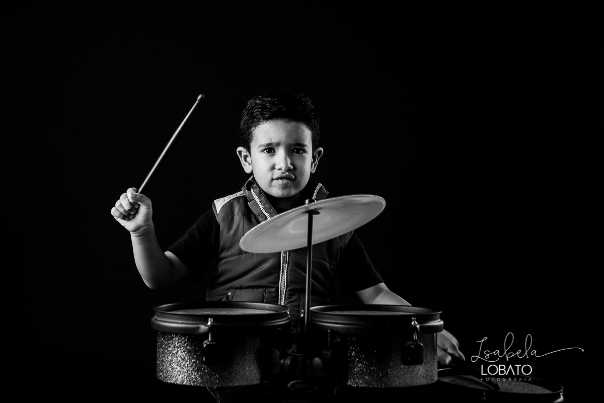 ensaio-fotografico-infantil-6-anos-tocando-bateria-bateria-rock-kids-isntrumento-musical-infantil-crianca-tocando-rock-baterista-musica-infantil-fotografa-de-crianca-em-barbacena-isabela-lobato-fotografia-estudio-fotografico-barbacena-mg