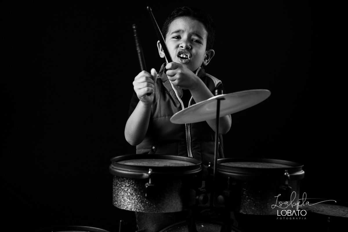 ensaio-fotografico-infantil-6-anos-tocando-bateria-bateria-rock-kids-isntrumento-musical-infantil-crianca-tocando-rock-baterista-musica-infantil-fotografa-de-crianca-em-barbacena-isabela-lobato-fotografia-estudio-fotografico-barbacena-mg