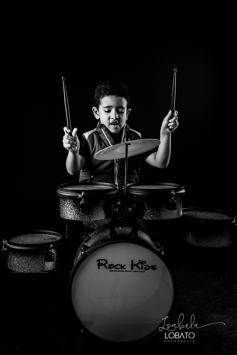 ensaio-fotografico-infantil-6-anos-tocando-bateria-bateria-rock-kids-isntrumento-musical-infantil-crianca-tocando-rock-baterista-musica-infantil-fotografa-de-crianca-em-barbacena-isabela-lobato-fotografia-estudio-fotografico-barbacena-mg