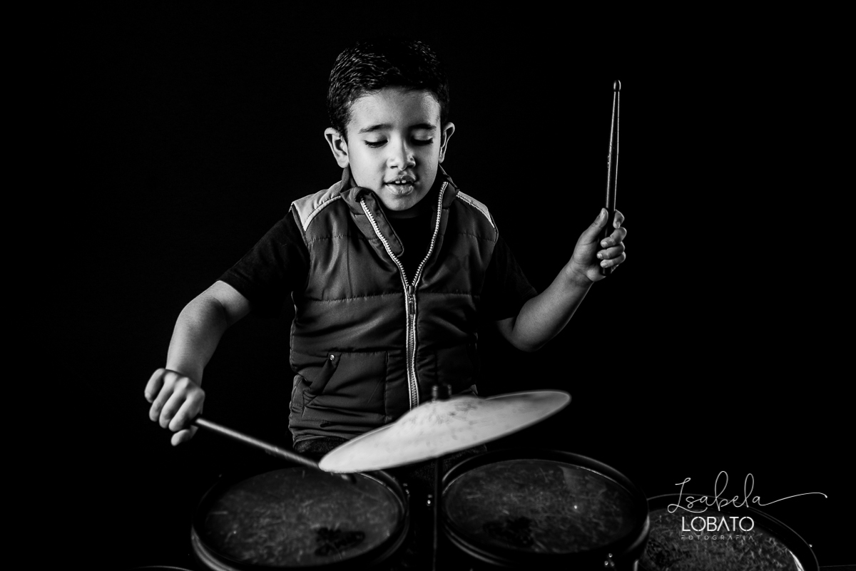 ensaio-fotografico-infantil-6-anos-tocando-bateria-bateria-rock-kids-isntrumento-musical-infantil-crianca-tocando-rock-baterista-musica-infantil-fotografa-de-crianca-em-barbacena-isabela-lobato-fotografia-estudio-fotografico-barbacena-mg