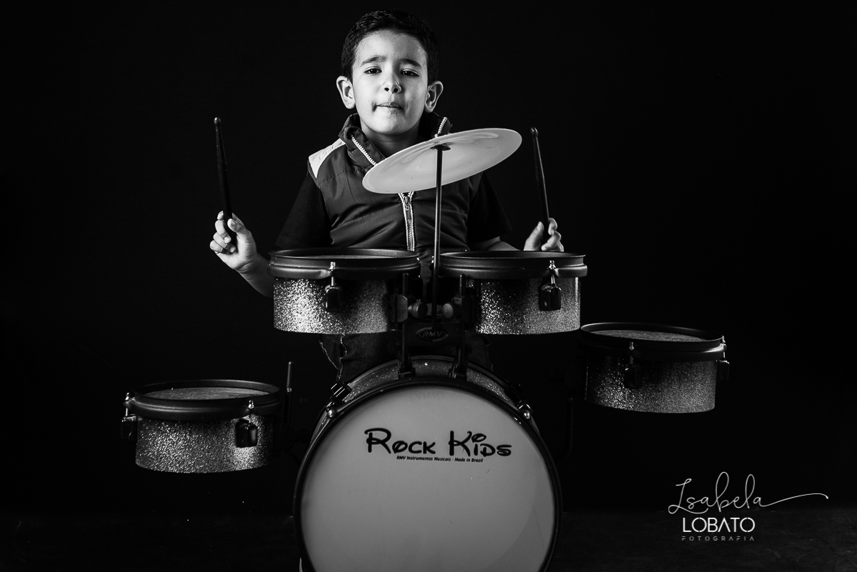 ensaio-fotografico-infantil-6-anos-tocando-bateria-bateria-rock-kids-isntrumento-musical-infantil-crianca-tocando-rock-baterista-musica-infantil-fotografa-de-crianca-em-barbacena-isabela-lobato-fotografia-estudio-fotografico-barbacena-mg
