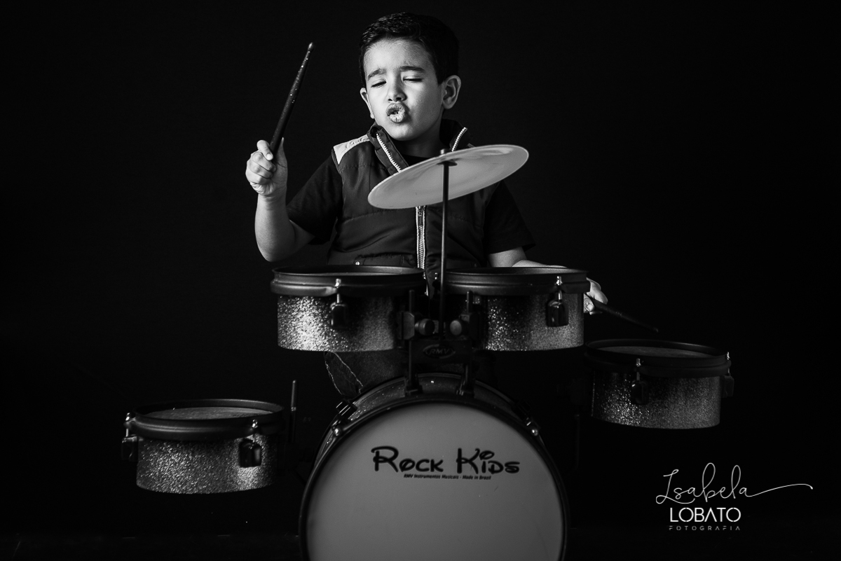 ensaio-fotografico-infantil-6-anos-tocando-bateria-bateria-rock-kids-isntrumento-musical-infantil-crianca-tocando-rock-baterista-musica-infantil-fotografa-de-crianca-em-barbacena-isabela-lobato-fotografia-estudio-fotografico-barbacena-mg