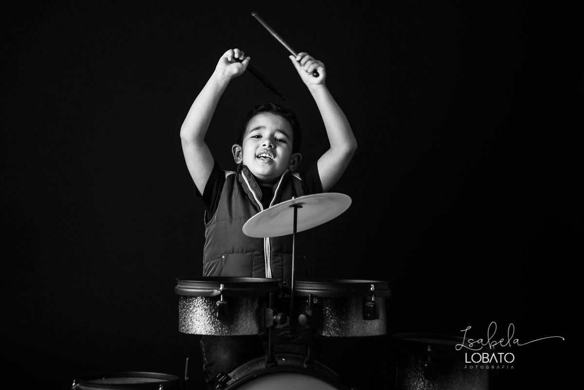 ensaio-fotografico-infantil-6-anos-tocando-bateria-bateria-rock-kids-isntrumento-musical-infantil-crianca-tocando-rock-baterista-musica-infantil-fotografa-de-crianca-em-barbacena-isabela-lobato-fotografia-estudio-fotografico-barbacena-mg
