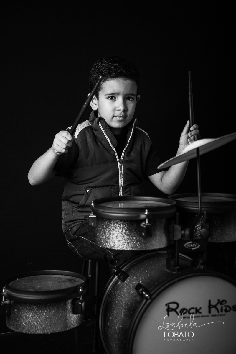 ensaio-fotografico-infantil-6-anos-tocando-bateria-bateria-rock-kids-isntrumento-musical-infantil-crianca-tocando-rock-baterista-musica-infantil-fotografa-de-crianca-em-barbacena-isabela-lobato-fotografia-estudio-fotografico-barbacena-mg