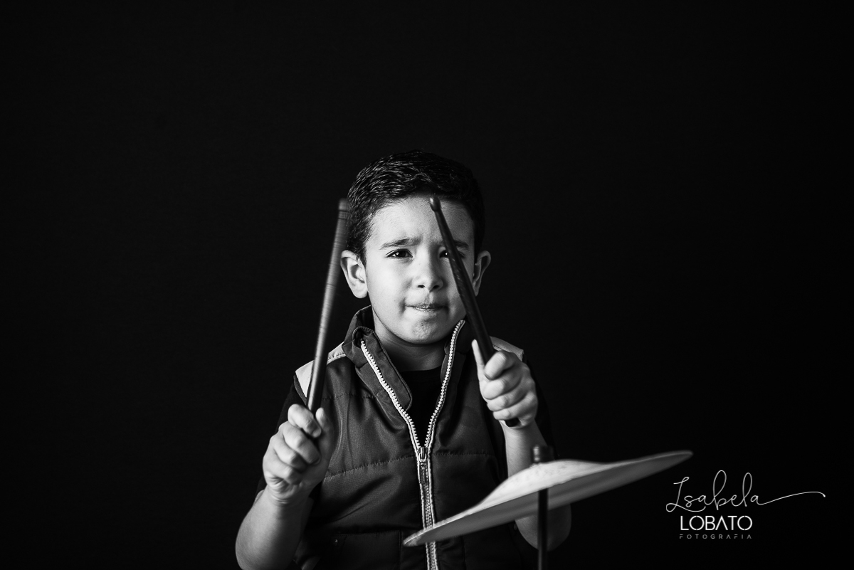 ensaio-fotografico-infantil-6-anos-tocando-bateria-bateria-rock-kids-isntrumento-musical-infantil-crianca-tocando-rock-baterista-musica-infantil-fotografa-de-crianca-em-barbacena-isabela-lobato-fotografia-estudio-fotografico-barbacena-mg