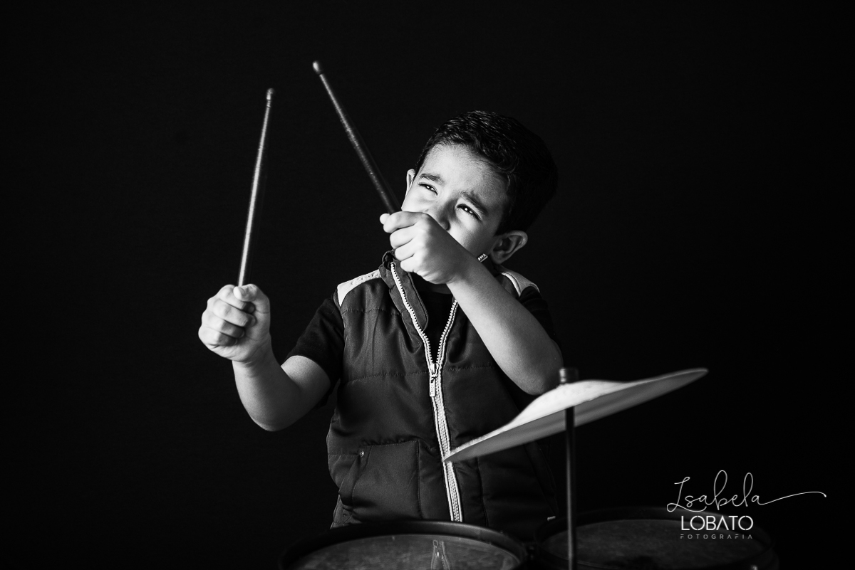 ensaio-fotografico-infantil-6-anos-tocando-bateria-bateria-rock-kids-isntrumento-musical-infantil-crianca-tocando-rock-baterista-musica-infantil-fotografa-de-crianca-em-barbacena-isabela-lobato-fotografia-estudio-fotografico-barbacena-mg