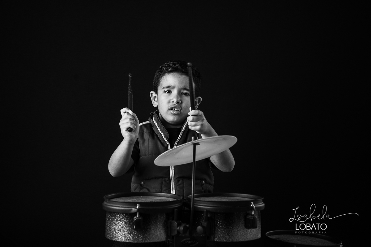 ensaio-fotografico-infantil-6-anos-tocando-bateria-bateria-rock-kids-isntrumento-musical-infantil-crianca-tocando-rock-baterista-musica-infantil-fotografa-de-crianca-em-barbacena-isabela-lobato-fotografia-estudio-fotografico-barbacena-mg