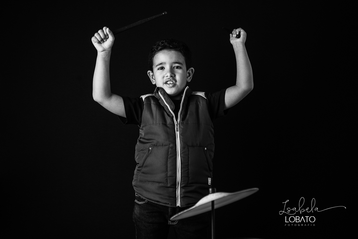 ensaio-fotografico-infantil-6-anos-tocando-bateria-bateria-rock-kids-isntrumento-musical-infantil-crianca-tocando-rock-baterista-musica-infantil-fotografa-de-crianca-em-barbacena-isabela-lobato-fotografia-estudio-fotografico-barbacena-mg