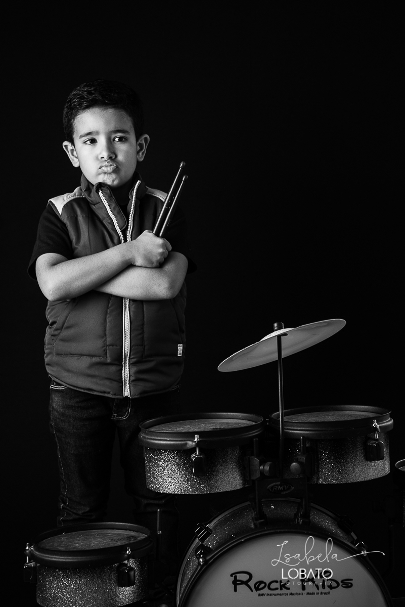 ensaio-fotografico-infantil-6-anos-tocando-bateria-bateria-rock-kids-isntrumento-musical-infantil-crianca-tocando-rock-baterista-musica-infantil-fotografa-de-crianca-em-barbacena-isabela-lobato-fotografia-estudio-fotografico-barbacena-mg