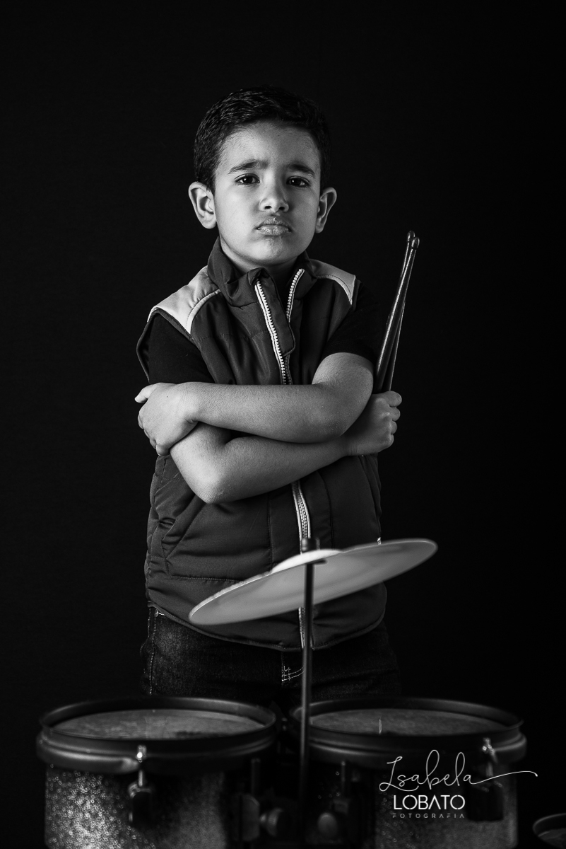 ensaio-fotografico-infantil-6-anos-tocando-bateria-bateria-rock-kids-isntrumento-musical-infantil-crianca-tocando-rock-baterista-musica-infantil-fotografa-de-crianca-em-barbacena-isabela-lobato-fotografia-estudio-fotografico-barbacena-mg