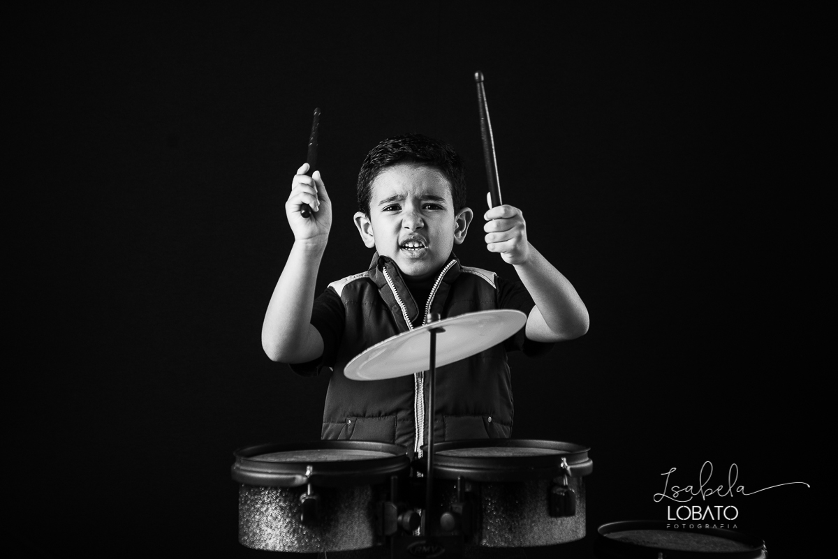 ensaio-fotografico-infantil-6-anos-tocando-bateria-bateria-rock-kids-isntrumento-musical-infantil-crianca-tocando-rock-baterista-musica-infantil-fotografa-de-crianca-em-barbacena-isabela-lobato-fotografia-estudio-fotografico-barbacena-mg