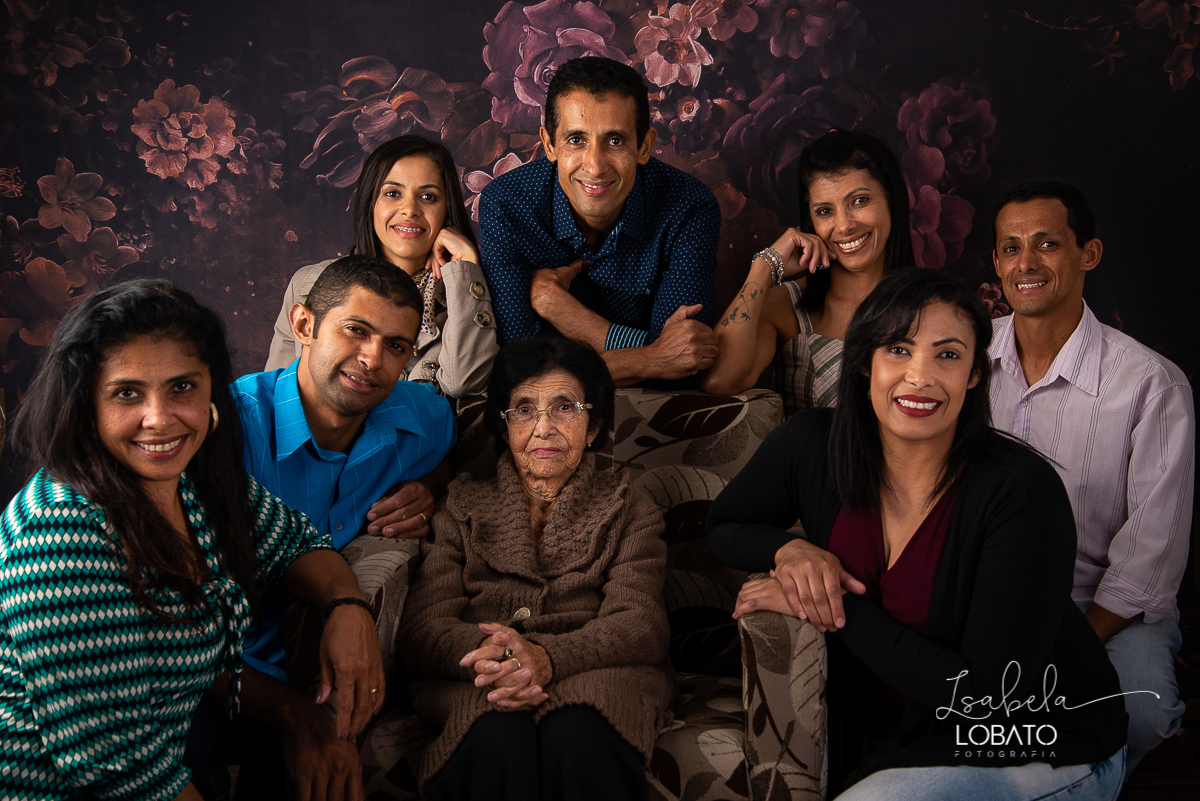 amor-de-mae-ensaio-fotografico-do-dia-das-maes-fotografia-de-mae-amor-materno-aleitamento-materno-sessao-do-dia-das-maes-2020-estudio-de-fotos-em-barbacena-isabela-lobato-fotografia-melhor-fotografa-de-barbacena-luz-de-estudio-fotografa-de-criancas