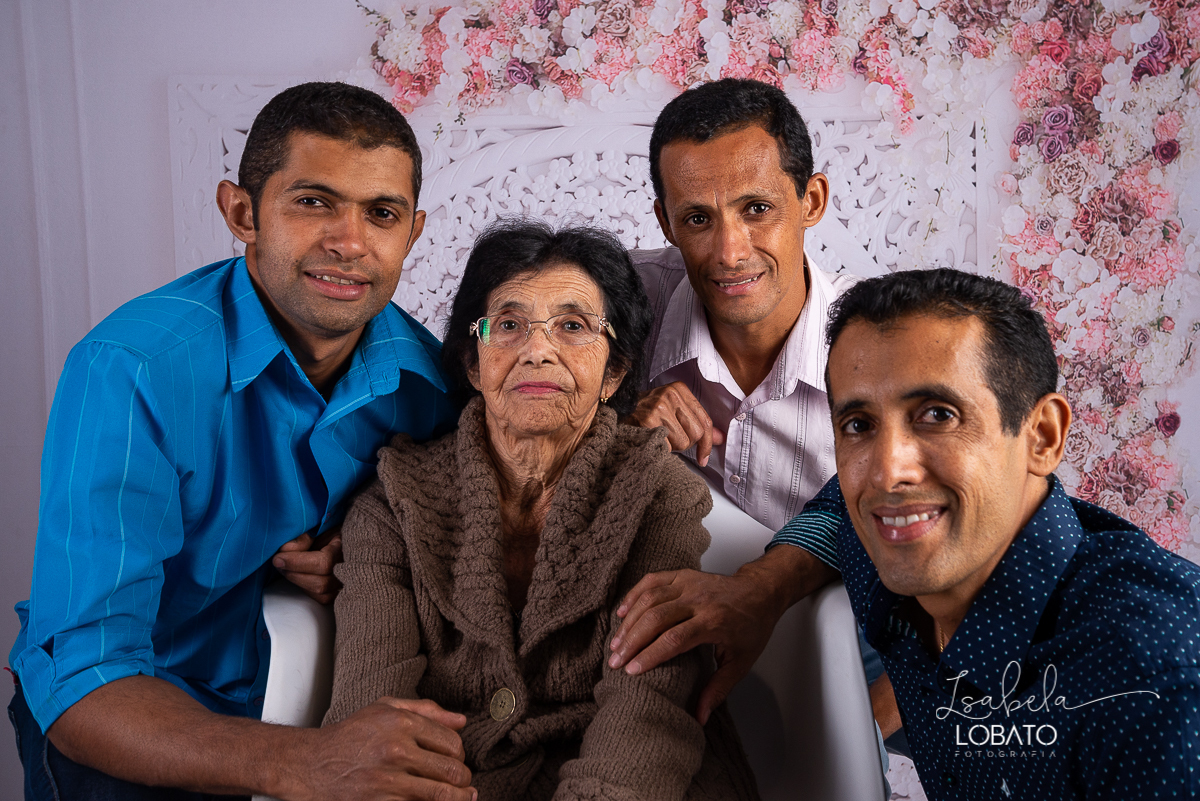 amor-de-mae-ensaio-fotografico-do-dia-das-maes-fotografia-de-mae-amor-materno-aleitamento-materno-sessao-do-dia-das-maes-2020-estudio-de-fotos-em-barbacena-isabela-lobato-fotografia-melhor-fotografa-de-barbacena-luz-de-estudio-fotografa-de-criancas