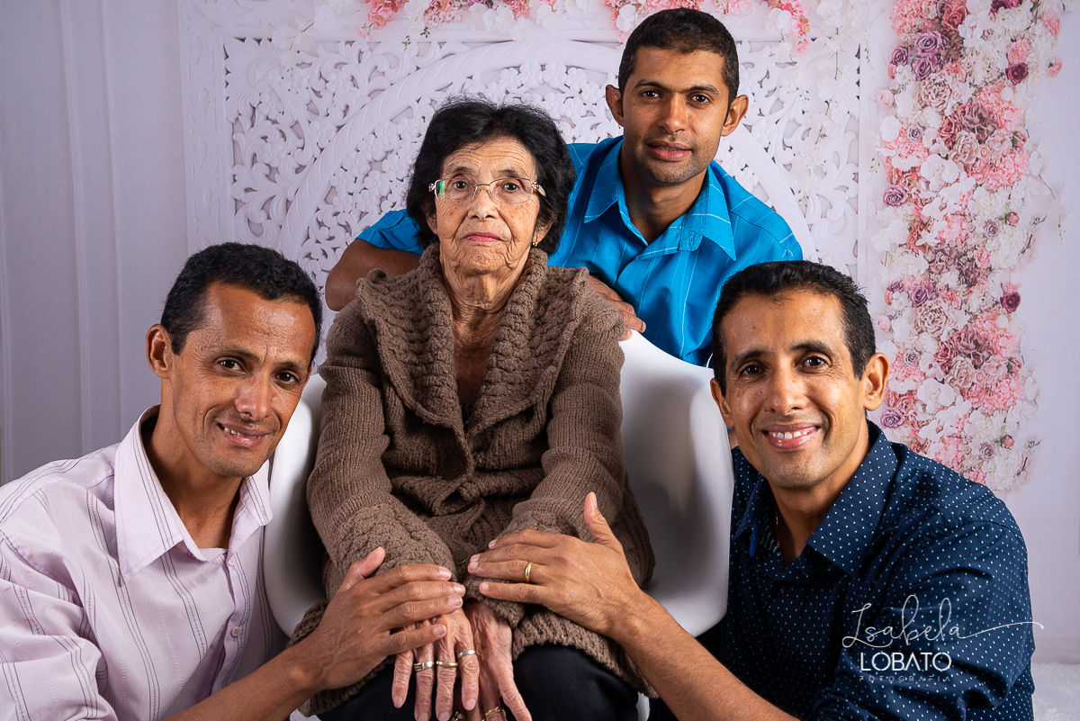 amor-de-mae-ensaio-fotografico-do-dia-das-maes-fotografia-de-mae-amor-materno-aleitamento-materno-sessao-do-dia-das-maes-2020-estudio-de-fotos-em-barbacena-isabela-lobato-fotografia-melhor-fotografa-de-barbacena-luz-de-estudio-fotografa-de-criancas