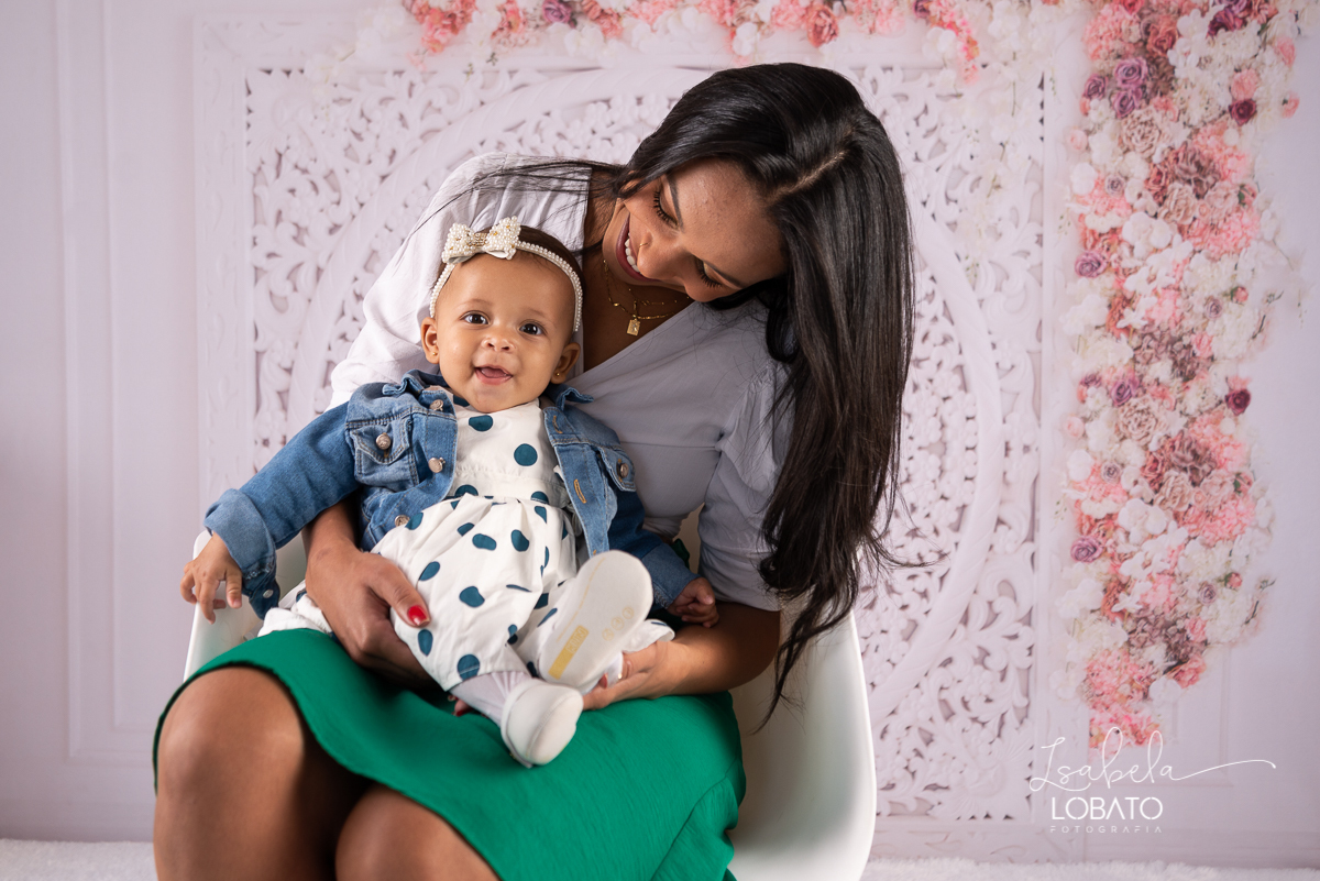 amor-de-mae-ensaio-fotografico-do-dia-das-maes-fotografia-de-mae-amor-materno-aleitamento-materno-sessao-do-dia-das-maes-2020-estudio-de-fotos-em-barbacena-isabela-lobato-fotografia-melhor-fotografa-de-barbacena-luz-de-estudio-fotografa-de-criancas