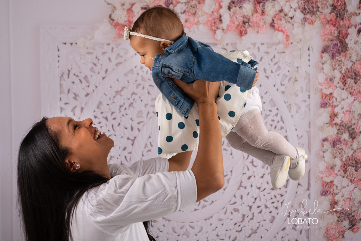 amor-de-mae-ensaio-fotografico-do-dia-das-maes-fotografia-de-mae-amor-materno-aleitamento-materno-sessao-do-dia-das-maes-2020-estudio-de-fotos-em-barbacena-isabela-lobato-fotografia-melhor-fotografa-de-barbacena-luz-de-estudio-fotografa-de-criancas